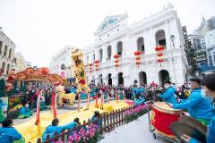 A ‘pride’ of 18 dancing lions delighted the crowds.