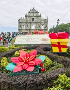 The city’s most famous landmark, the Ruins of St Pauls, was decked out with a commemorative sign
