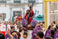 The procession crosses Leal Senado Square on its return journey to St Augustine’s Church - Photo by João Monteiro