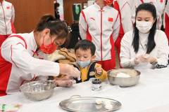 They also sat down and got their hands dirty making glutinous rice balls to celebrate the Winter Solstice festival