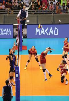 China and Thailand clash at the net