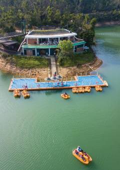 Opened to the public in 1994, the Hac Sá Reservoir Family Trail is accessible from Estrada de Hac Sá and provides a quick getaway into nature. After a long walk, rent a pedal boat and explore the reservoir itself.