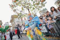 A Filipina dancer beams on her way along the parade’s circut through the city