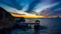 Starting from Rua de Hac Sá Long Chao Kok, the Hac Sá Long Chao Kok Coastal Trail boasts some spectacular coastal views. Here, a gazebo juts out from the trail, providing a mesmerising seaside vista at sunset.
